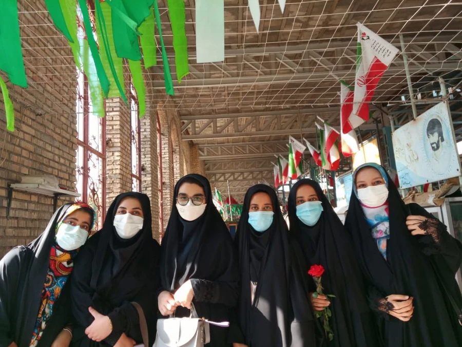 عطر افشانی وگلباران مزار شهدای شهر دزفول توسط پرسنل  و دانشجویان مرکز آموزش عالی حضرت خدیجه کبری(س) به مناسبت 13 آبان 2