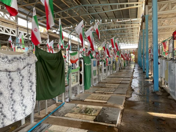 عطر افشانی وگلباران مزار شهدای شهر دزفول توسط پرسنل  و دانشجویان مرکز آموزش عالی حضرت خدیجه کبری(س) به مناسبت 13 آبان 2