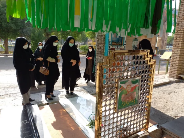 عطر افشانی وگلباران مزار شهدای شهر دزفول توسط پرسنل  و دانشجویان مرکز آموزش عالی حضرت خدیجه کبری(س) به مناسبت 13 آبان 2