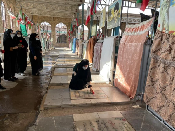 عطر افشانی وگلباران مزار شهدای شهر دزفول توسط پرسنل  و دانشجویان مرکز آموزش عالی حضرت خدیجه کبری(س) به مناسبت 13 آبان 2