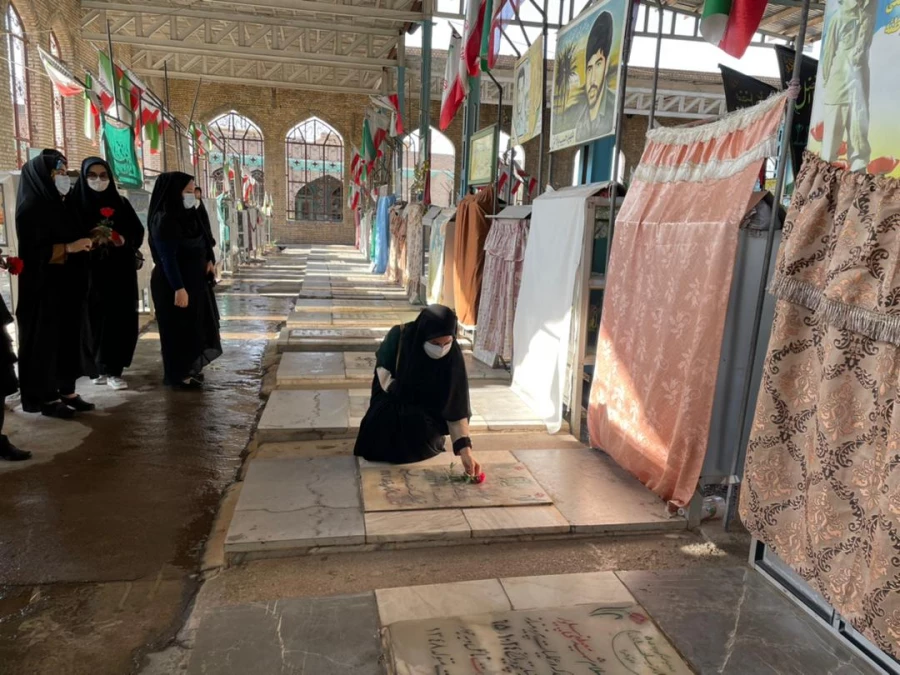 عطر افشانی وگلباران مزار شهدای شهر دزفول توسط پرسنل  و دانشجویان مرکز آموزش عالی حضرت خدیجه کبری(س) به مناسبت 13 آبان 2