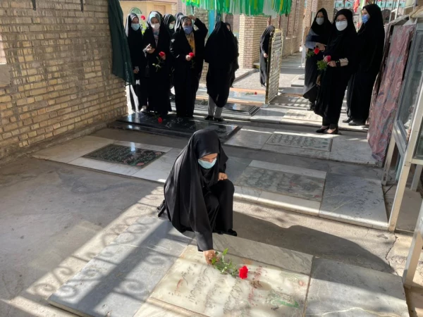عطر افشانی وگلباران مزار شهدای شهر دزفول توسط پرسنل  و دانشجویان مرکز آموزش عالی حضرت خدیجه کبری(س) به مناسبت 13 آبان 2