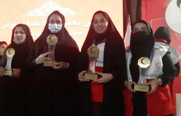 درخشش دبیر کانون دانشجویی هلال احمر دانشگاه فرهنگیان حضرت خدیجه کبری (س)دزفول در آیین تجلیل از اعضای برتر جمعیت هلال احمر استان خوزستان 
 2