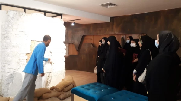 بازدید دانشجومعلمان مرکز آموزش عالی حضرت خدیجه کبری (س) دزفول از مرکز و باغ موزه ارزش های دفاع مقدس شهرستان به مناسبت سالروز بازگشت سرافرازانه آزادگان به میهن 2