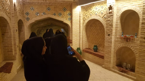 بازدید دانشجومعلمان مرکز خدیجه کبری (س)  از قُمِش سر به طاق آقامیر به مناسبت گرامیداشت هفتۀ سراهای دانشجویی 3