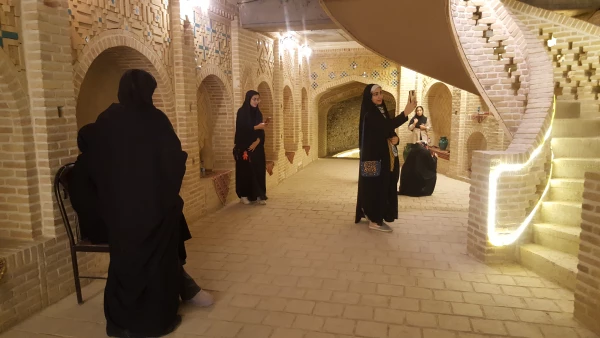 بازدید دانشجومعلمان مرکز خدیجه کبری (س)  از قُمِش سر به طاق آقامیر به مناسبت گرامیداشت هفتۀ سراهای دانشجویی 7