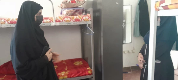 بازدید کارشناس مرکز بهداشت در راستای پیشگیری از شیوع پدیکلوزیس 3