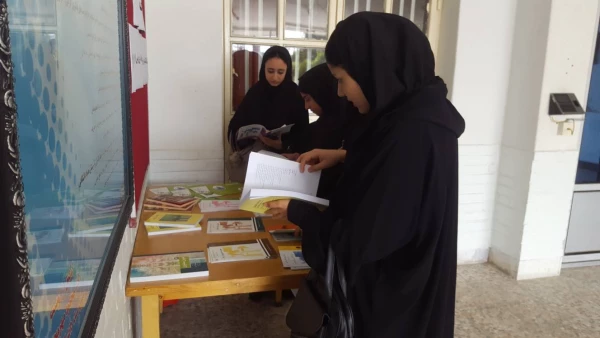 برپایی نمایشگاه کتاب و توزیع رایگان کتاب به مناسبت گرامیداشت هفته بهداشت روان 3