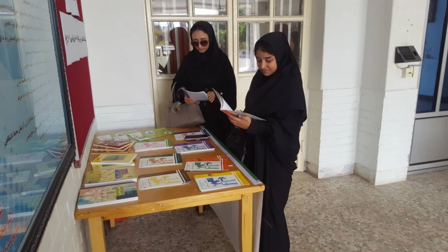 برپایی نمایشگاه کتاب و توزیع رایگان کتاب به مناسبت گرامیداشت هفته بهداشت روان 4