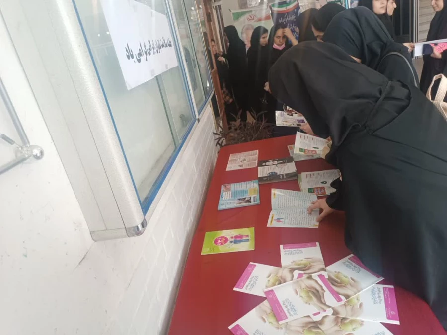 نمایش و توزیع بروشور با موضوع سلامت 3