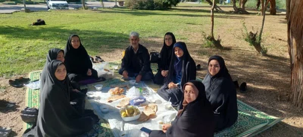 صرف صبحانه در فضای سبز توسط همکاران مرکز  2