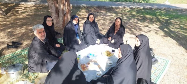 صرف صبحانه در فضای سبز توسط همکاران مرکز  3