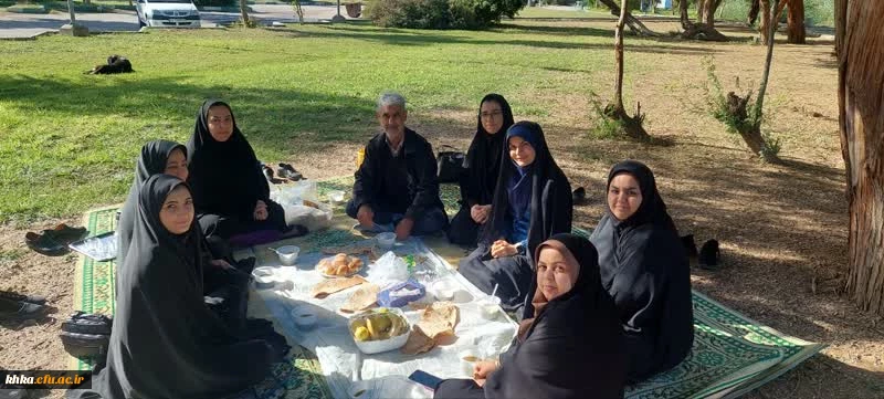 صرف صبحانه در فضای سبز توسط همکاران مرکز  11