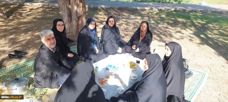 صرف صبحانه در فضای سبز توسط همکاران مرکز  12