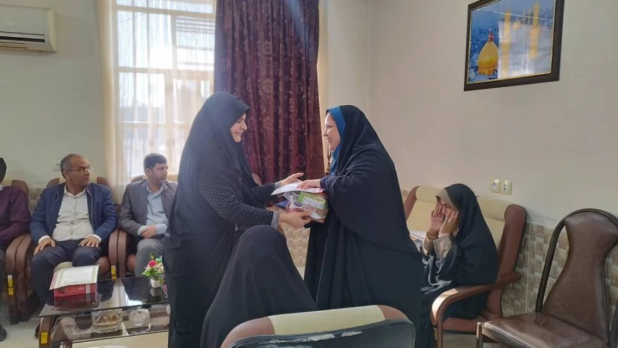 تقدیر از کارکنان مرکز آموزش عالی حضرت خدیجه کبری(س) به مناسبت ولادت باسعادت امام علی (ع) 8