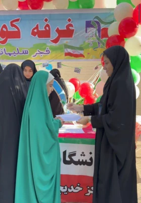 حضور پرشور دانشجومعلمان  مرکز آموزش عالی حضرت خدیجه کبری (س) دزفول، مسئولین دانشگاه فرهنگیان و دیگر شرکت کنندگان جشنواره سرود و هنرهای نمایشی در راهپیمایی ۲۲ بهمن، 7