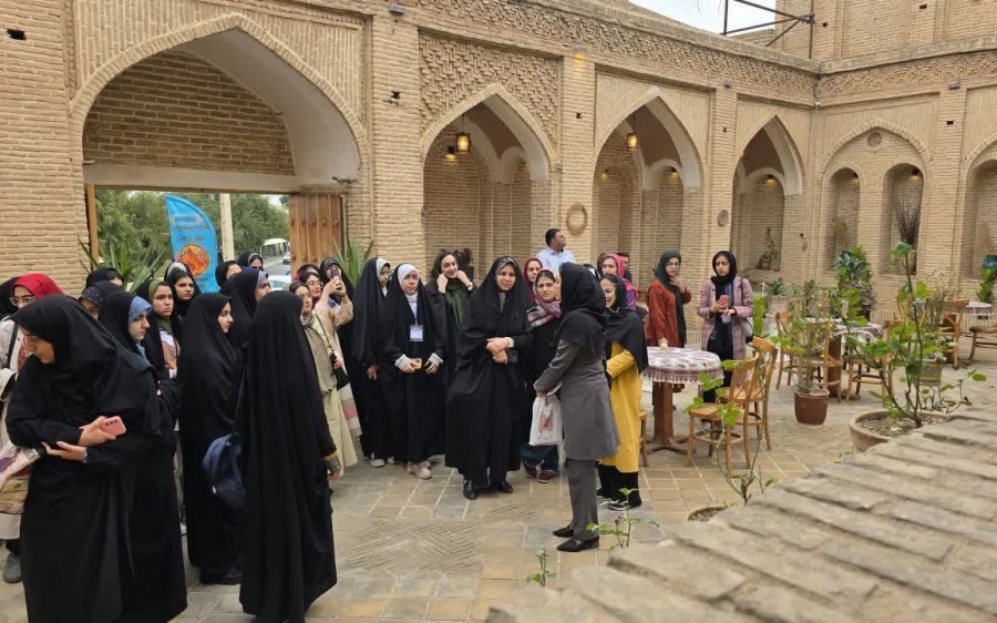 گزارش تصویری دانشجو معلمان در گردشگری از آثار تاریخی و معنوی مهد مقاومت دزفول 7