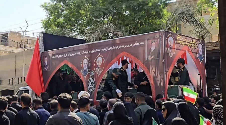 تجدید میثاق با آرمان های شهدای اقتدار در تشییع پرشکوه پیکر سپهبد شهید غلامعلی رشید و فرزند دلاورشان در دزفول
 9