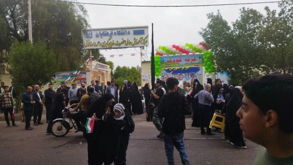 حضور کارمندان و دانشجومعلمان مرکز آموزش عالی حضرت خدیجه کبری (س) در راهپیمایی 22 بهمن و برپایی غرفه کودک 4