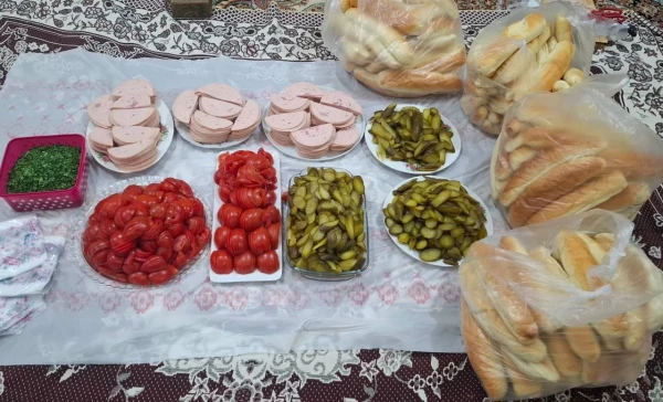  تهیه و توزیع وعده غذایی برای حافظان امنیت 4